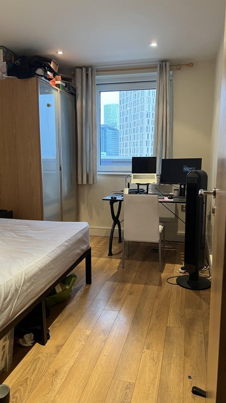 Flat Prestons Road in Greater London