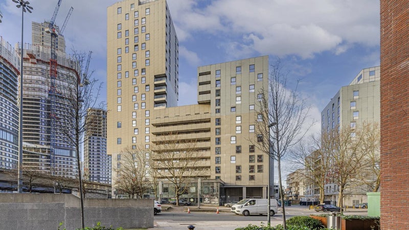 Flat Prestons Road in Greater London