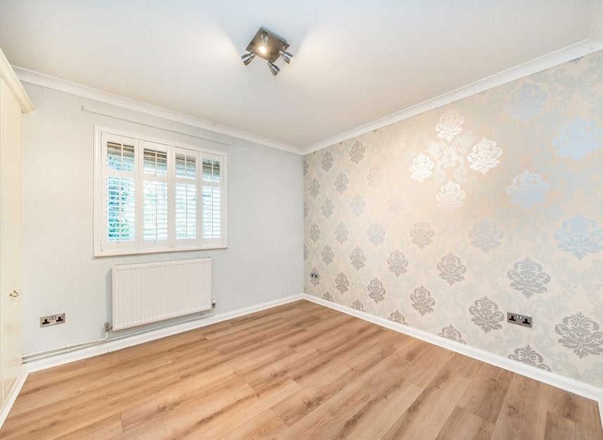 Flat Essex Court in Greater London