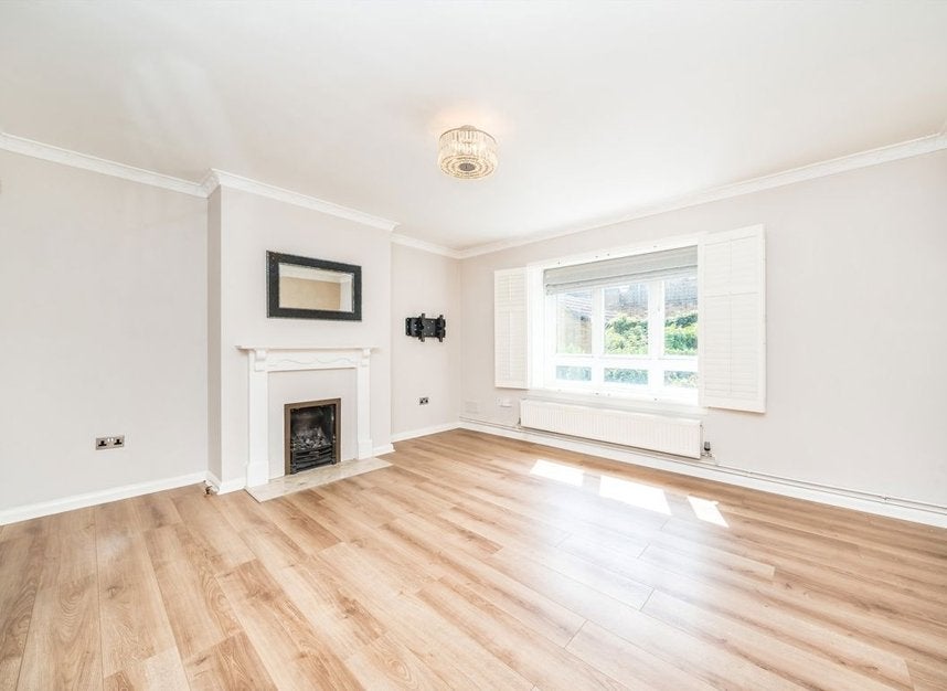 Flat Essex Court in Greater London