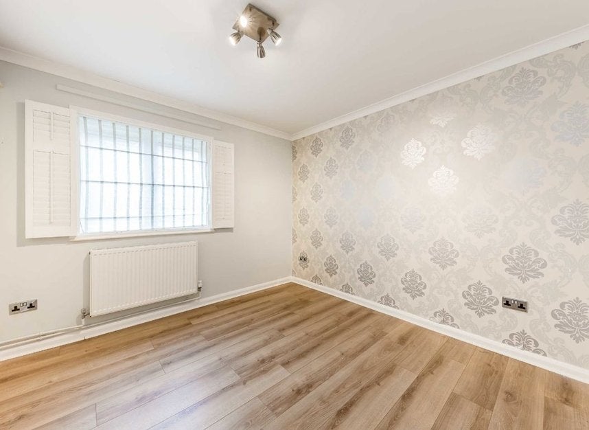 Flat Essex Court in Greater London