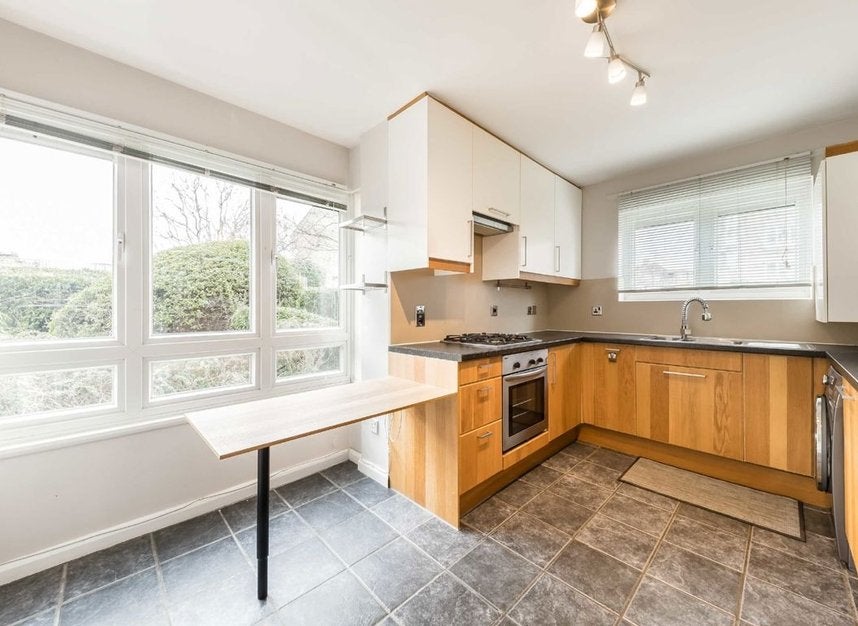 Flat Essex Court in Greater London