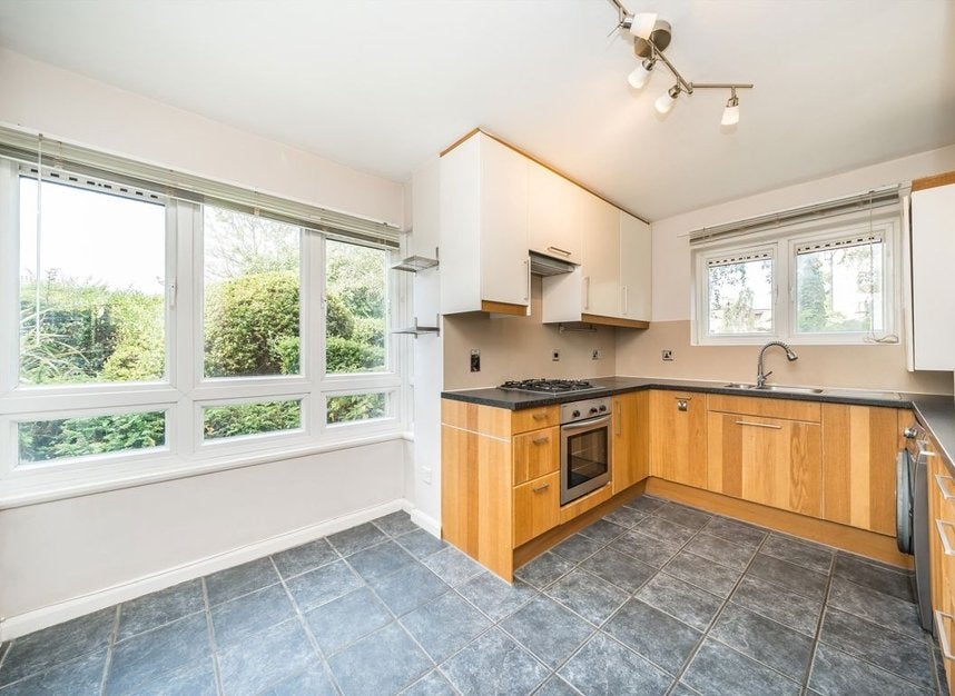 Flat Essex Court in Greater London