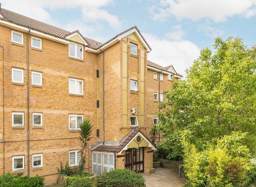 Flat Essex Court in Greater London