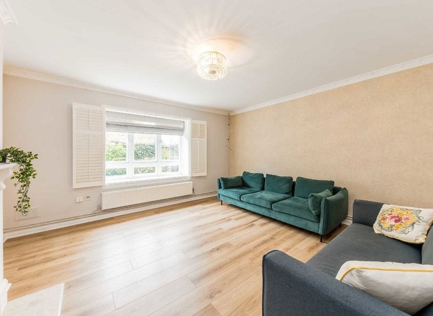 Flat Essex Court in Greater London