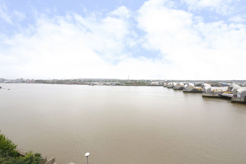 Room Wards Wharf Approach in Greater London