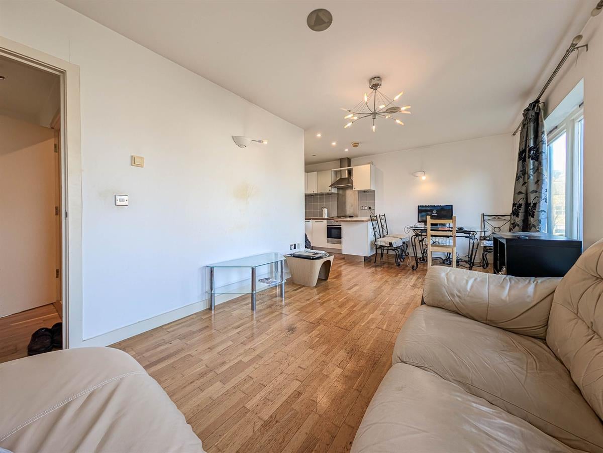 Flat Upper Richmond Road in Greater London