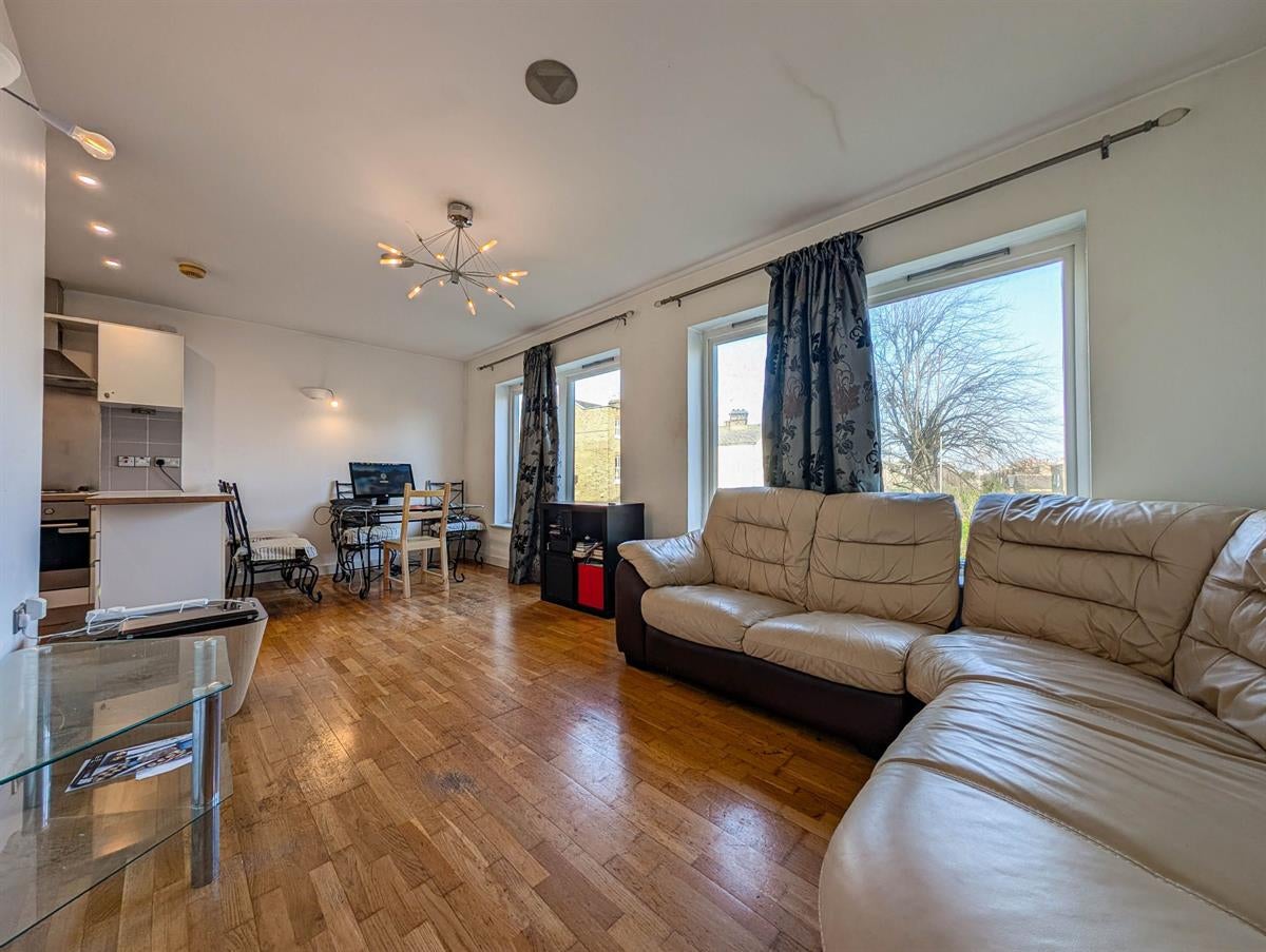 Flat Upper Richmond Road in Greater London