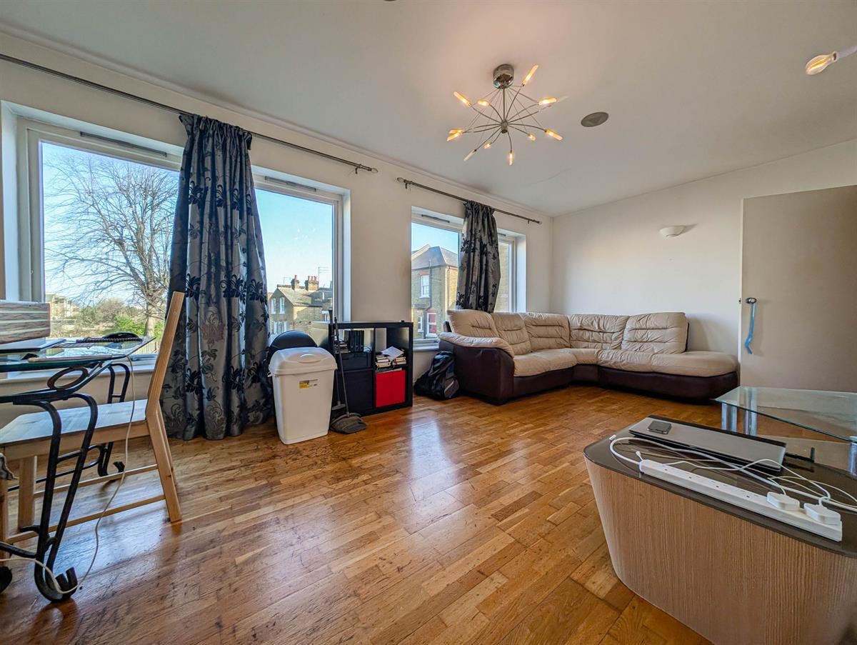 Flat Upper Richmond Road in Greater London