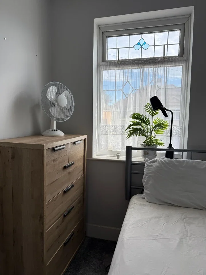 Room Marshalls Drive in Greater London