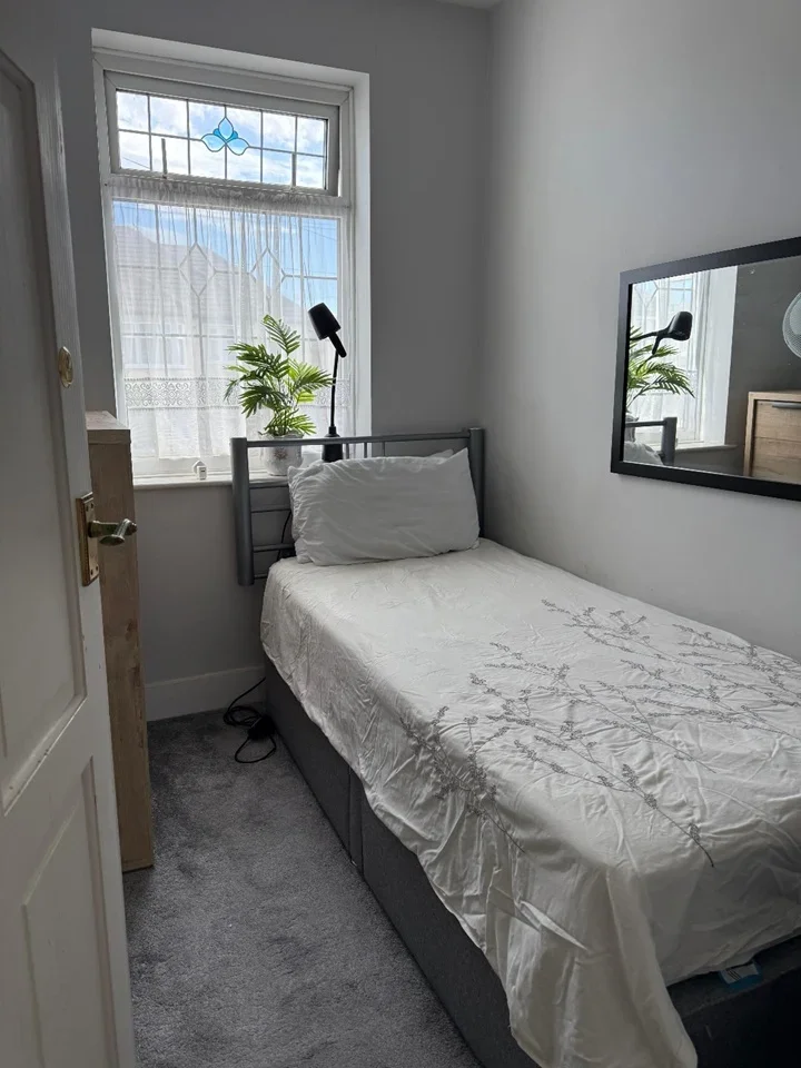 Room Marshalls Drive in Greater London