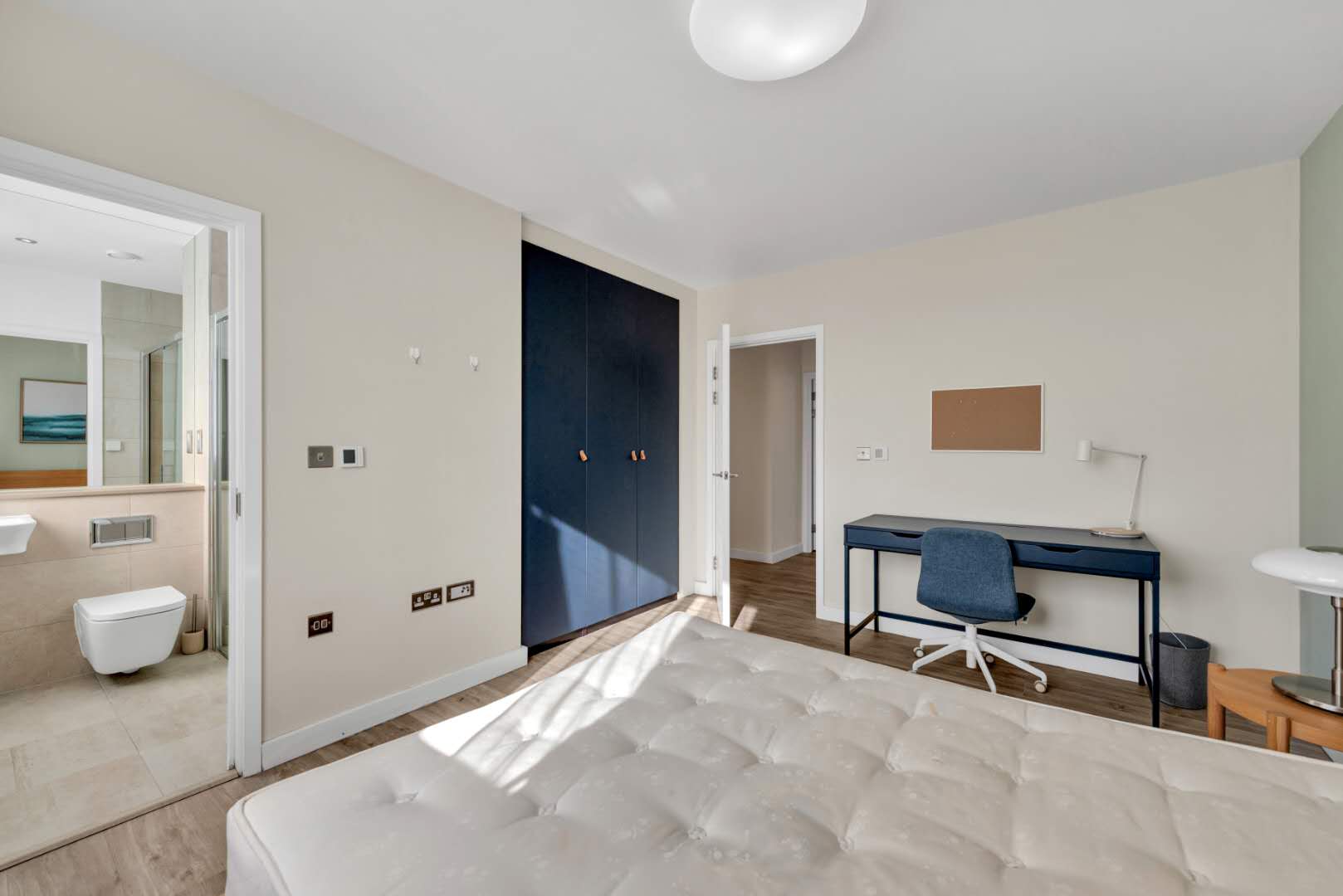 Flat Derny Avenue in Greater London