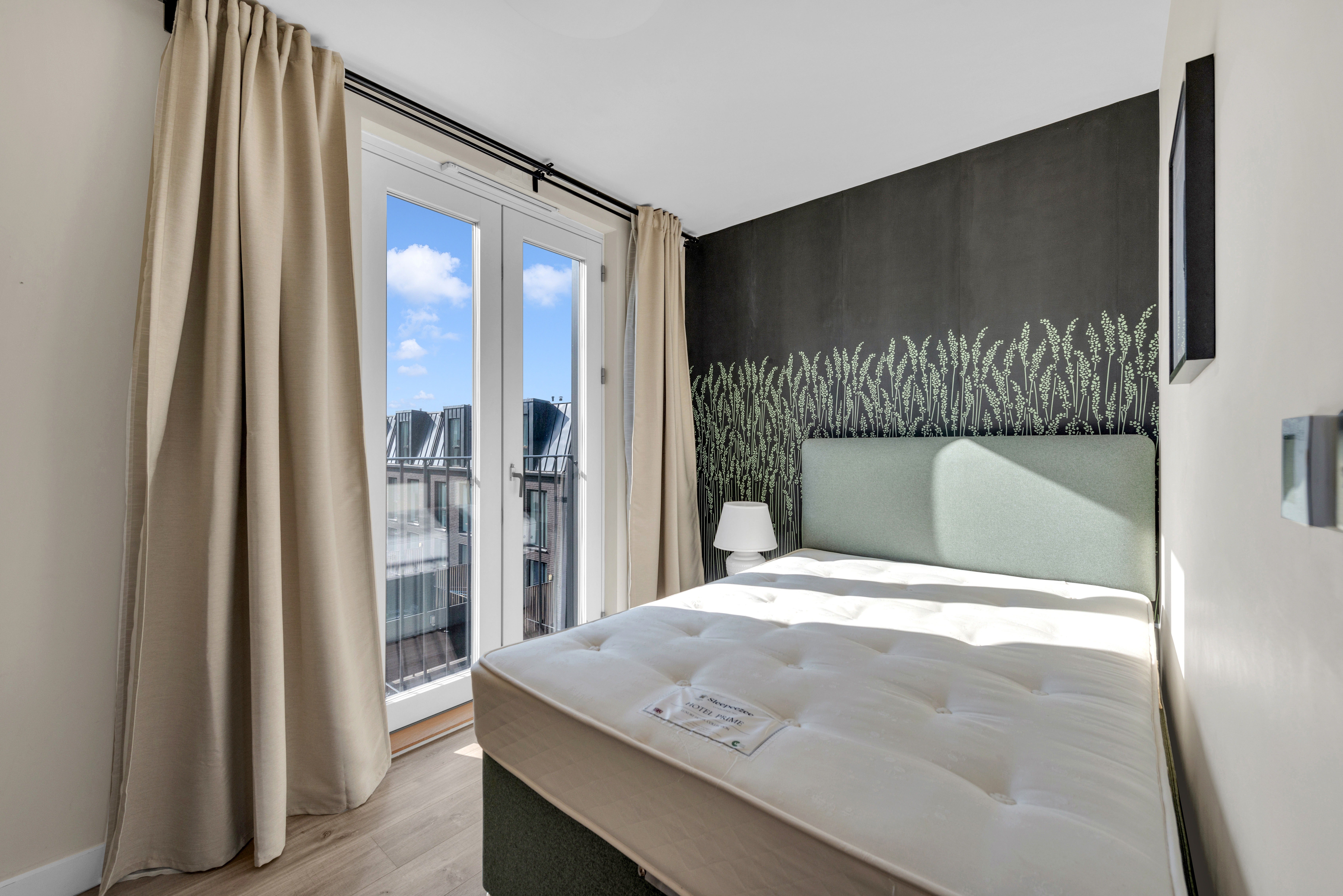 Flat Derny Avenue in Greater London