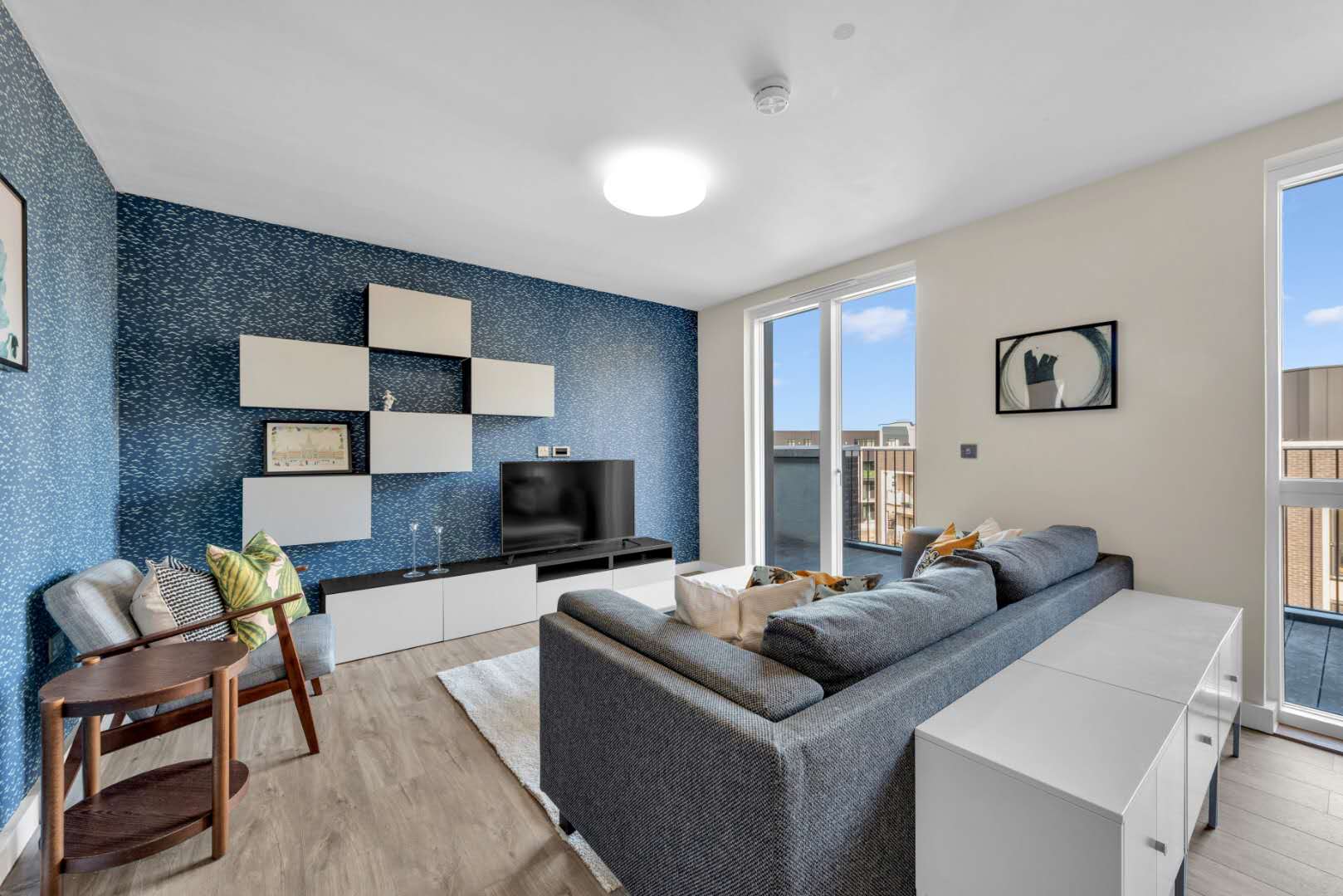 Flat Derny Avenue in Greater London
