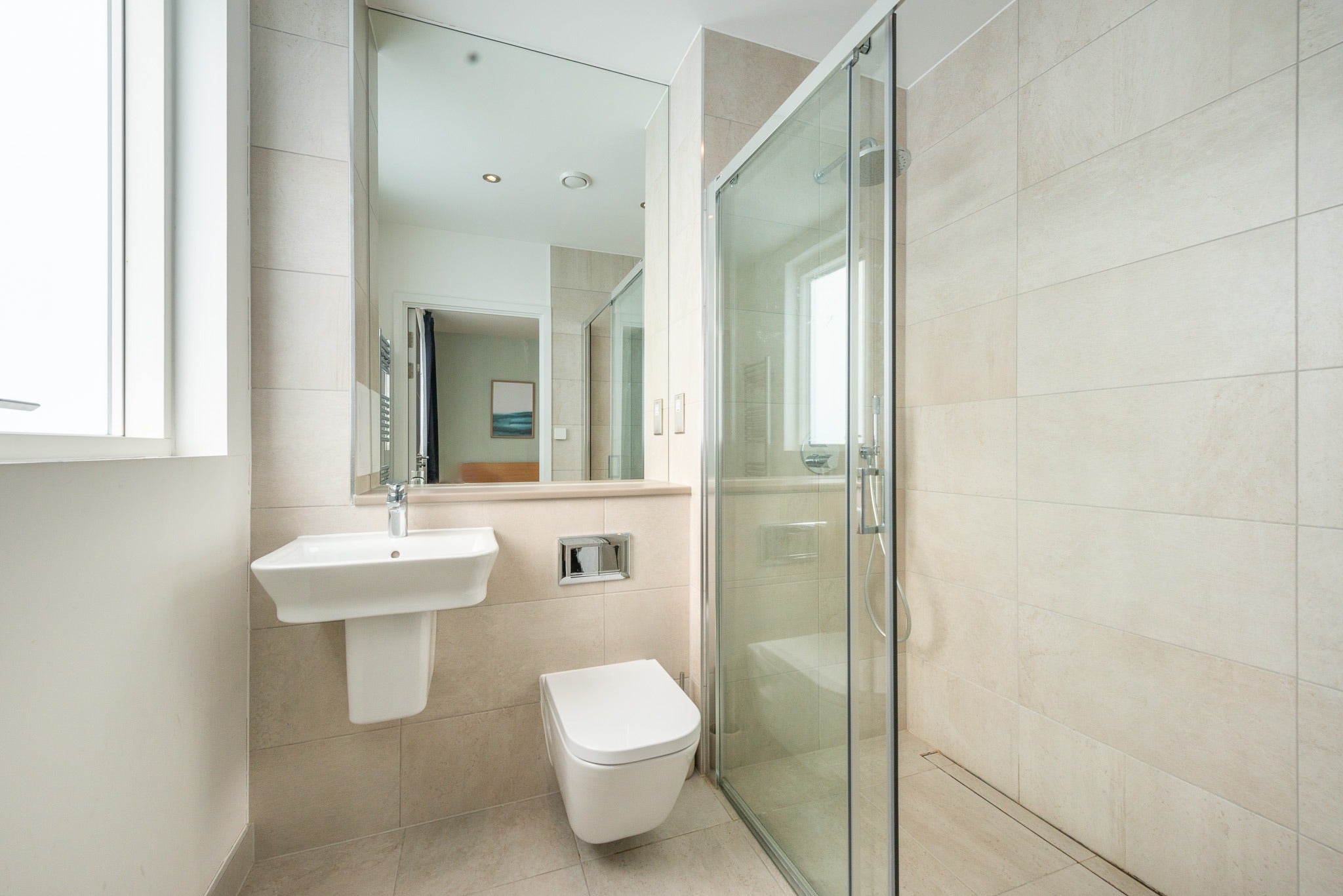 Flat Derny Avenue in Greater London