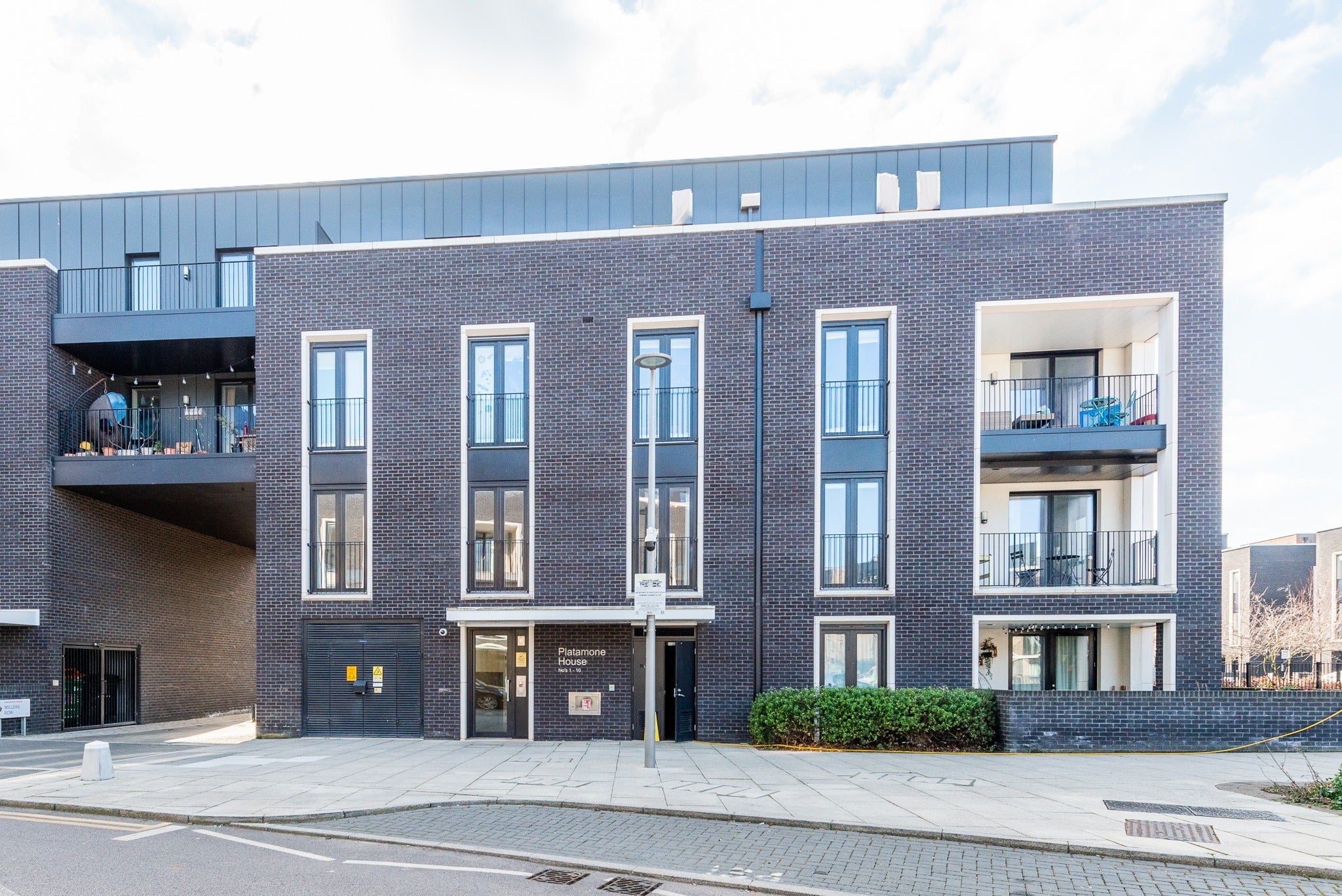 Flat Derny Avenue in Greater London