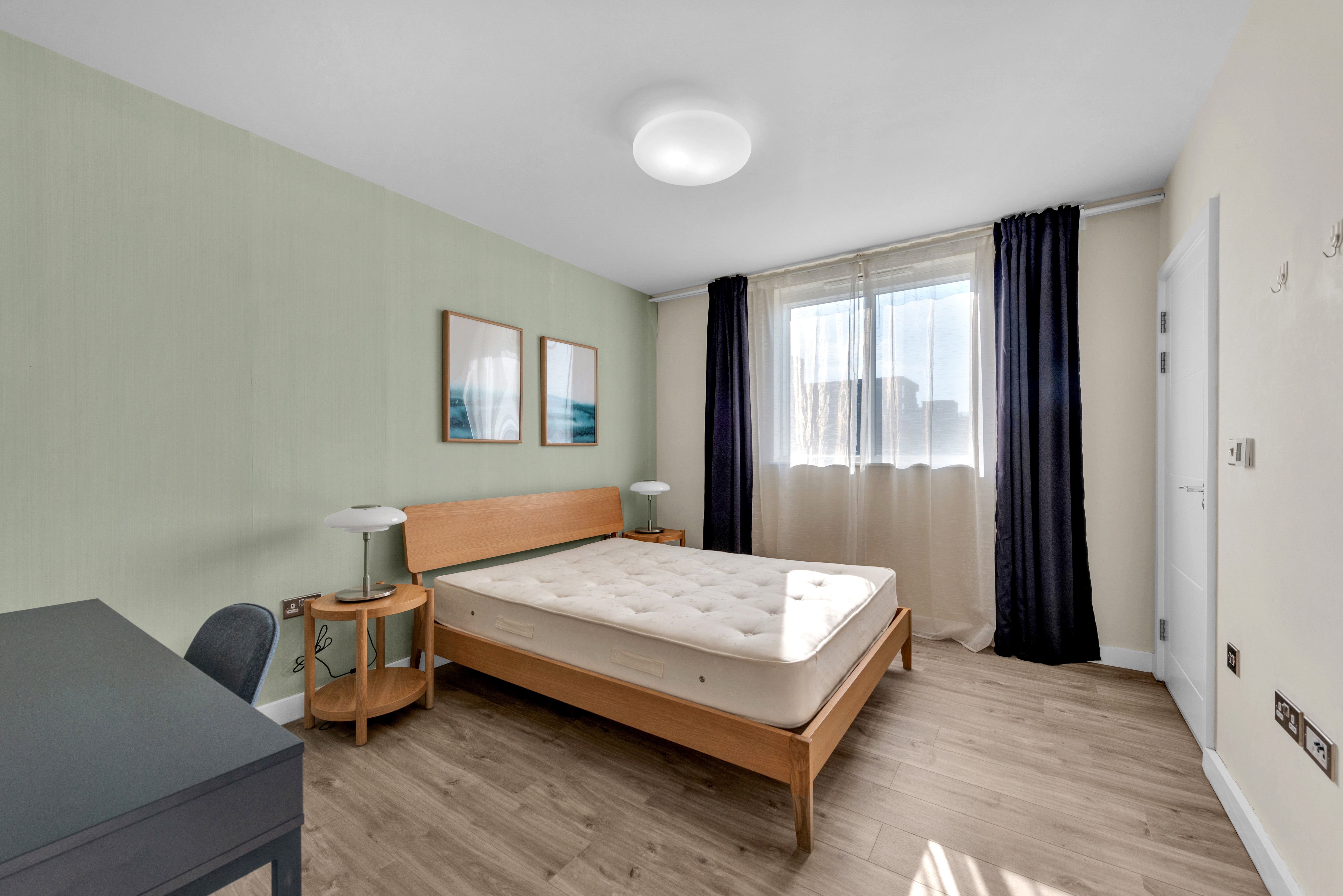 Flat Derny Avenue in Greater London