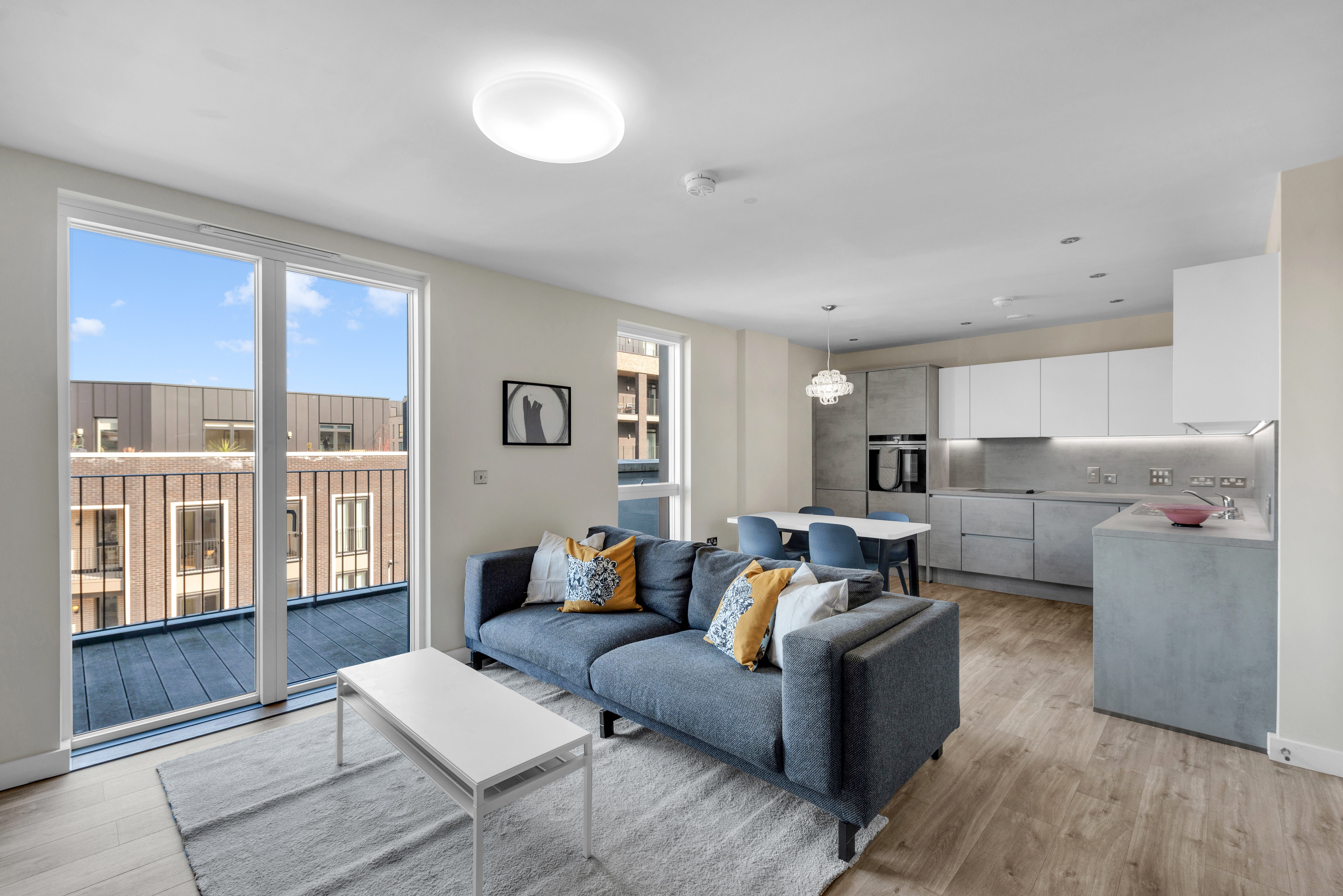 Flat Derny Avenue in Greater London