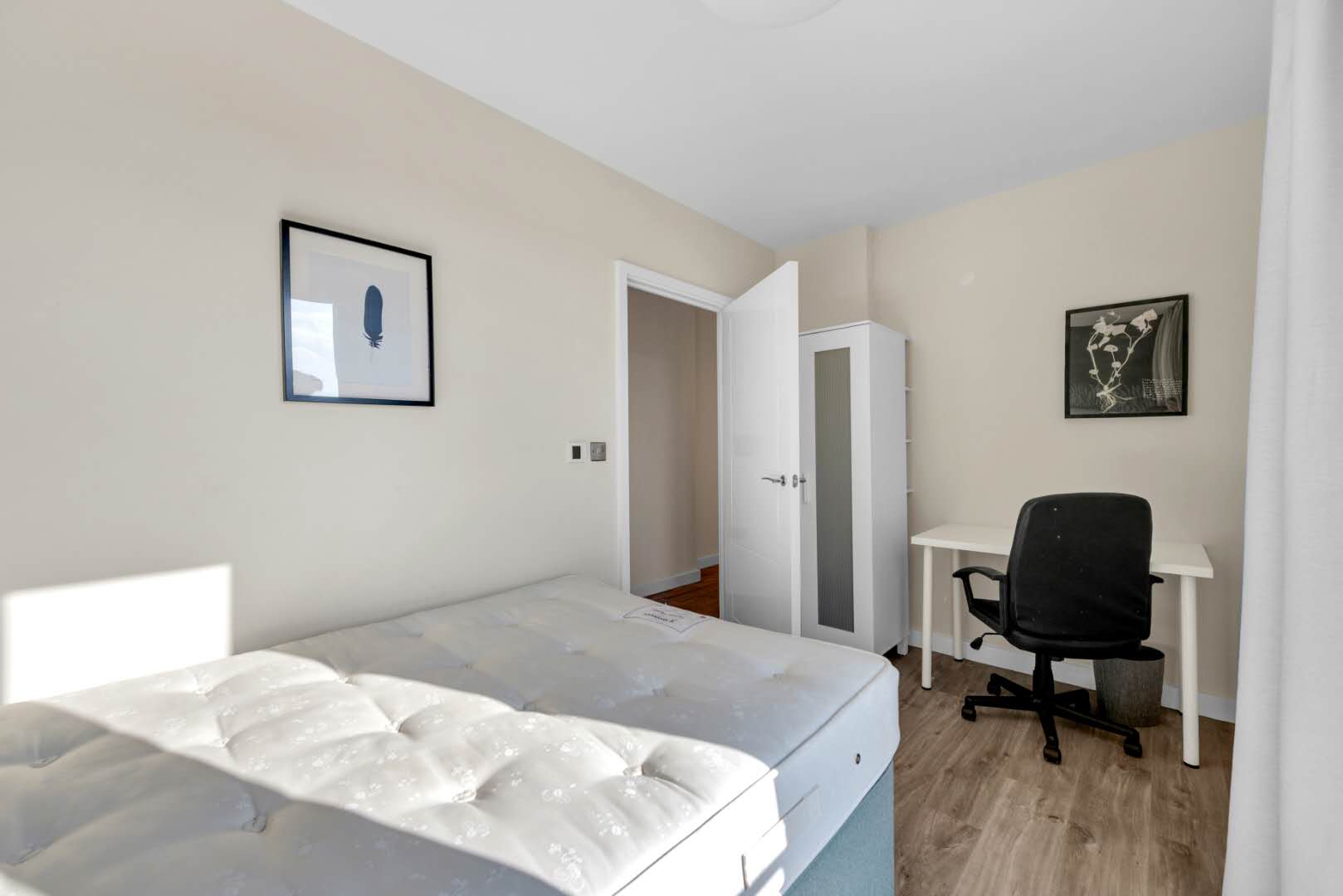Flat Derny Avenue in Greater London