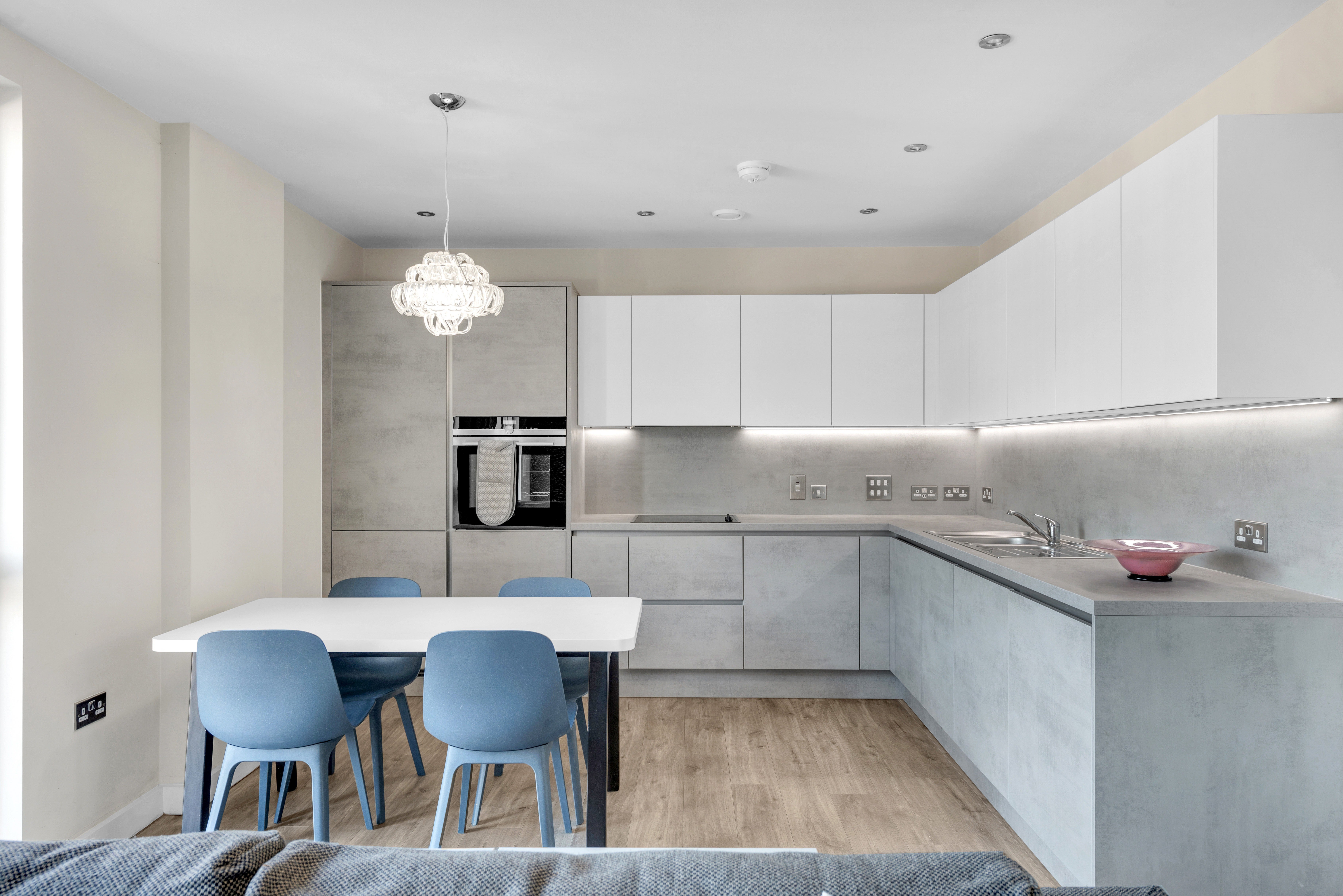 Flat Derny Avenue in Greater London