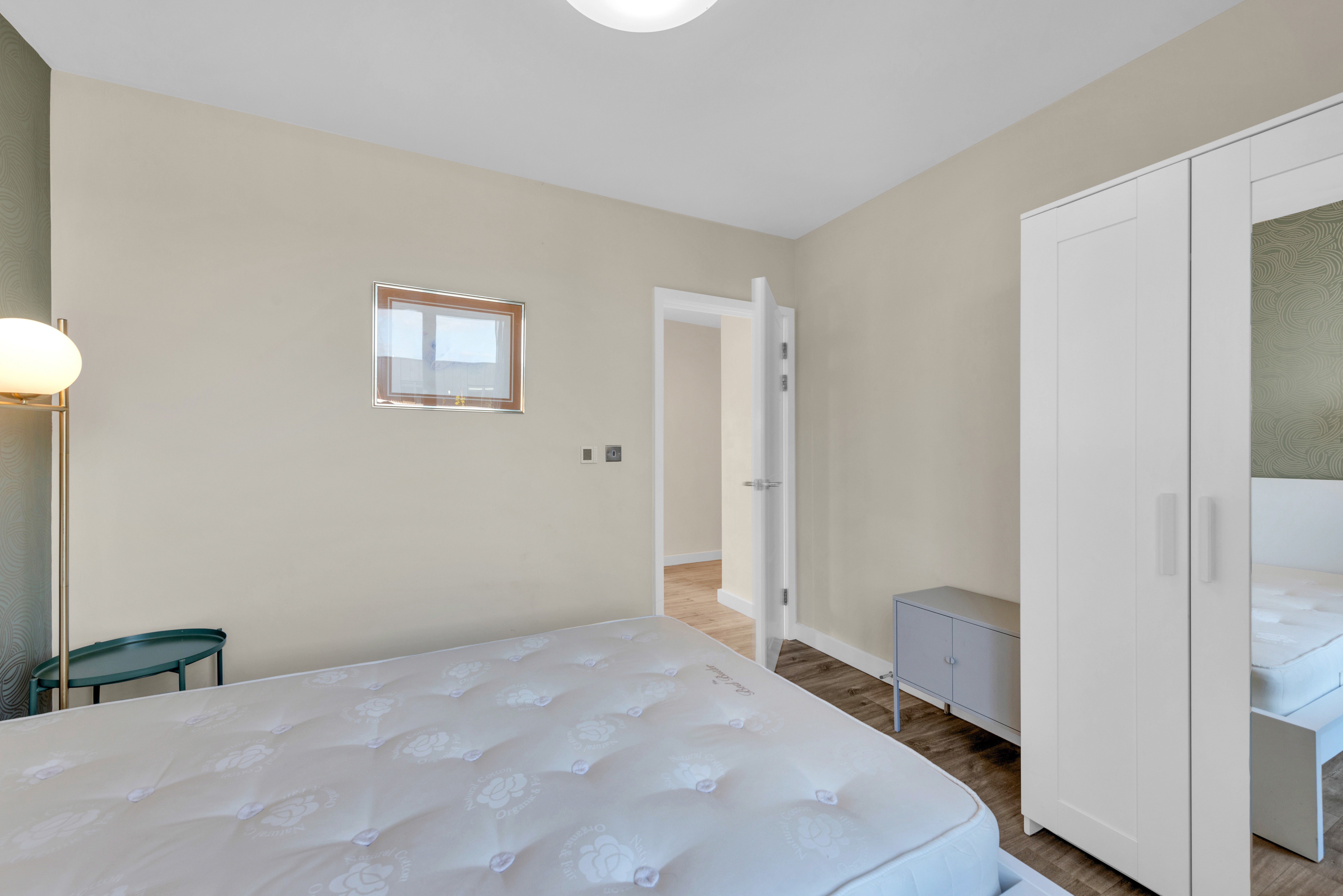 Flat Derny Avenue in Greater London