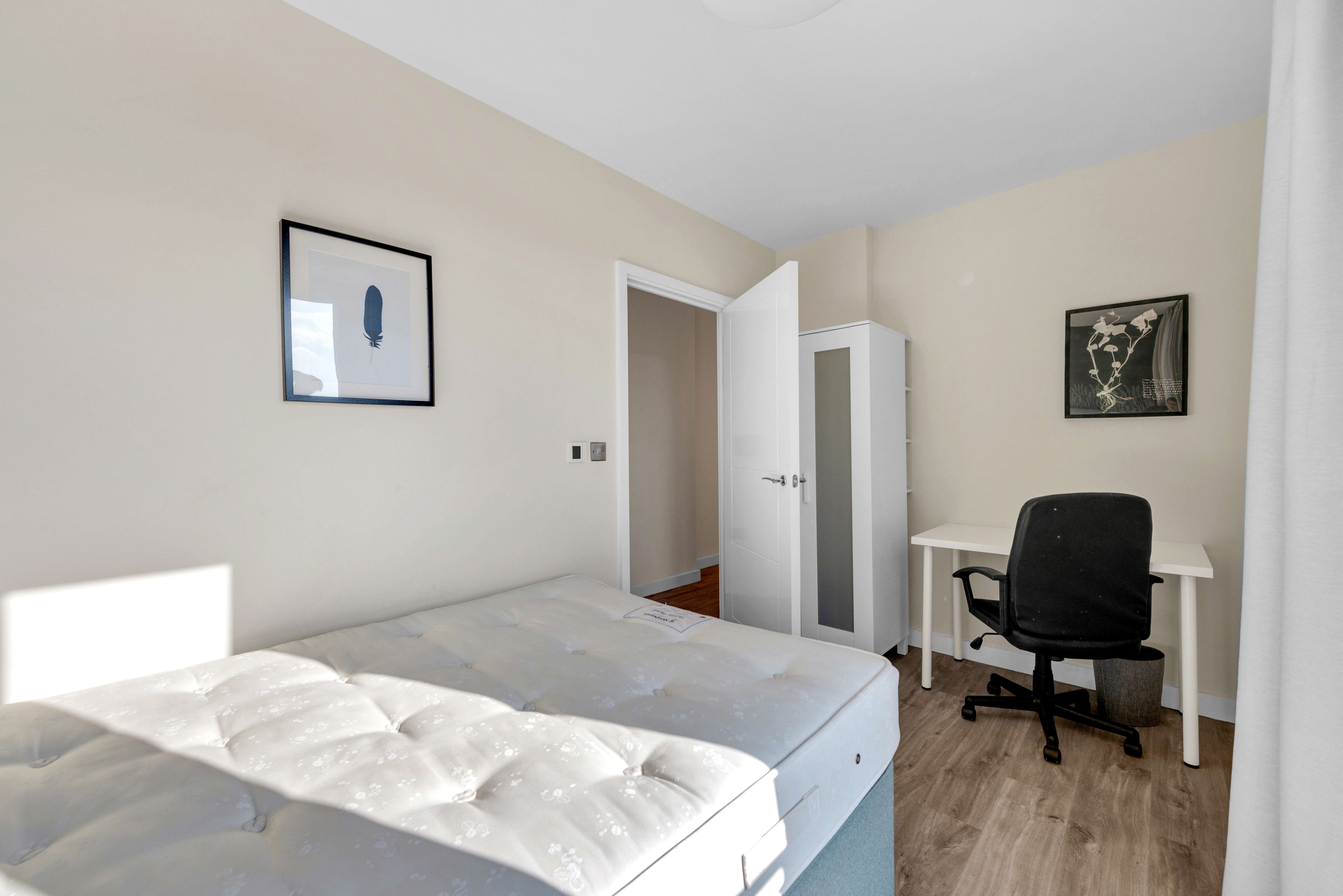 Flat Derny Avenue in Greater London