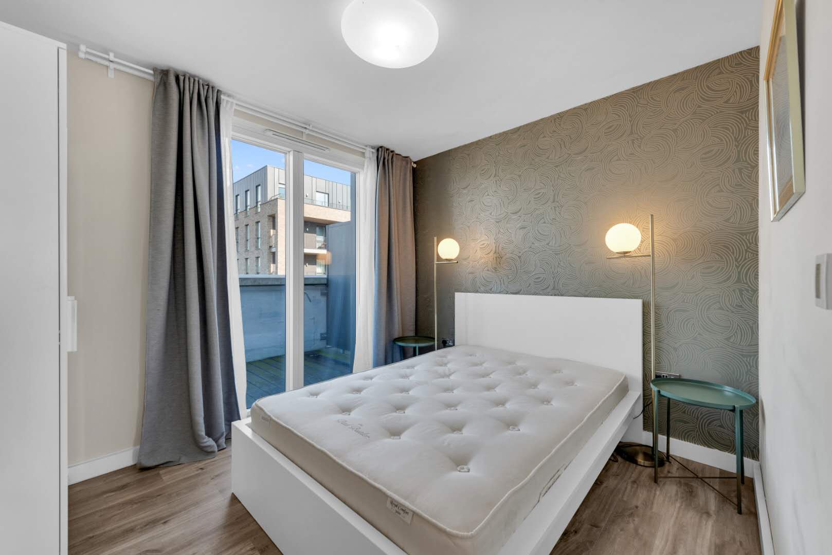 Flat Derny Avenue in Greater London
