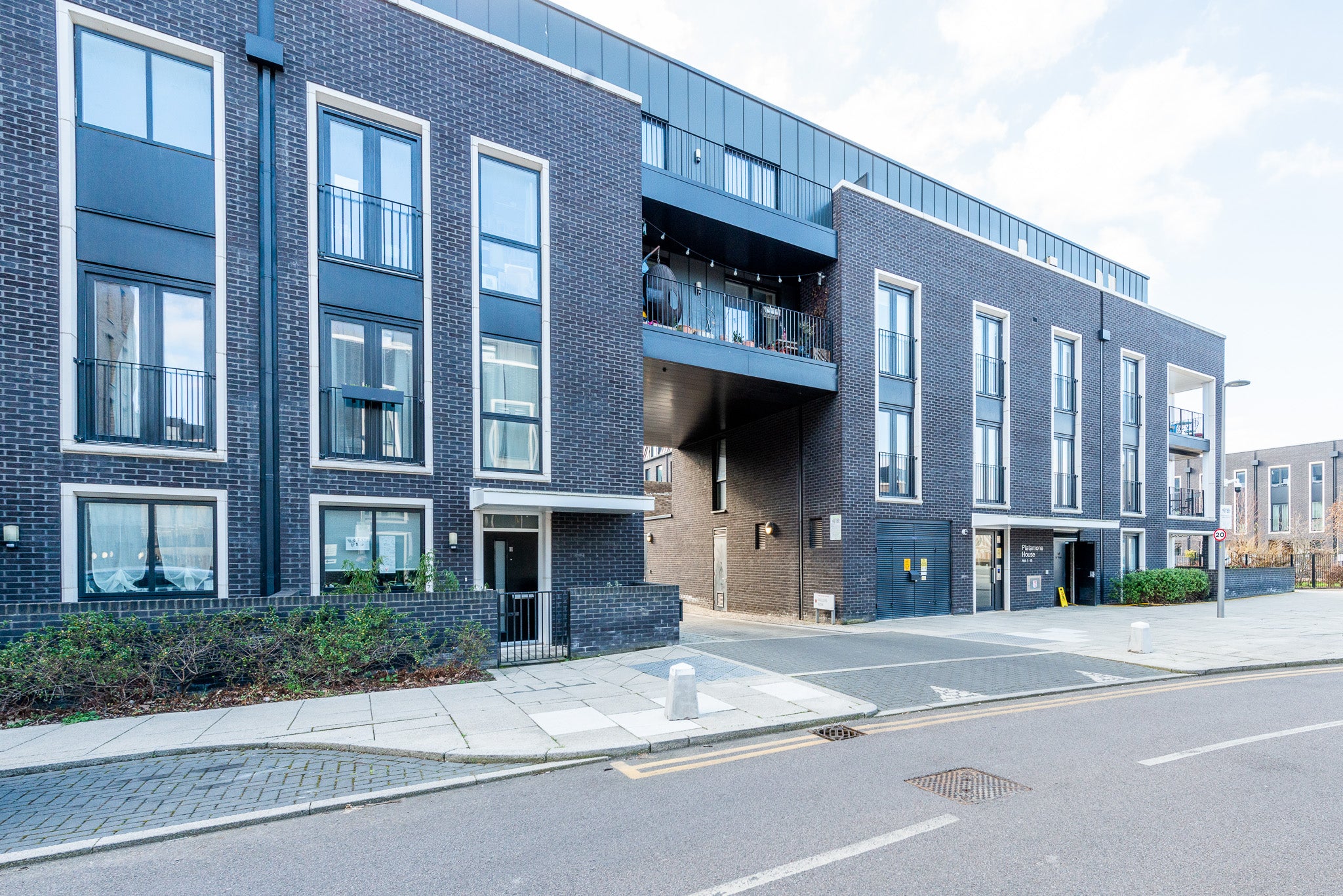 Flat Derny Avenue in Greater London