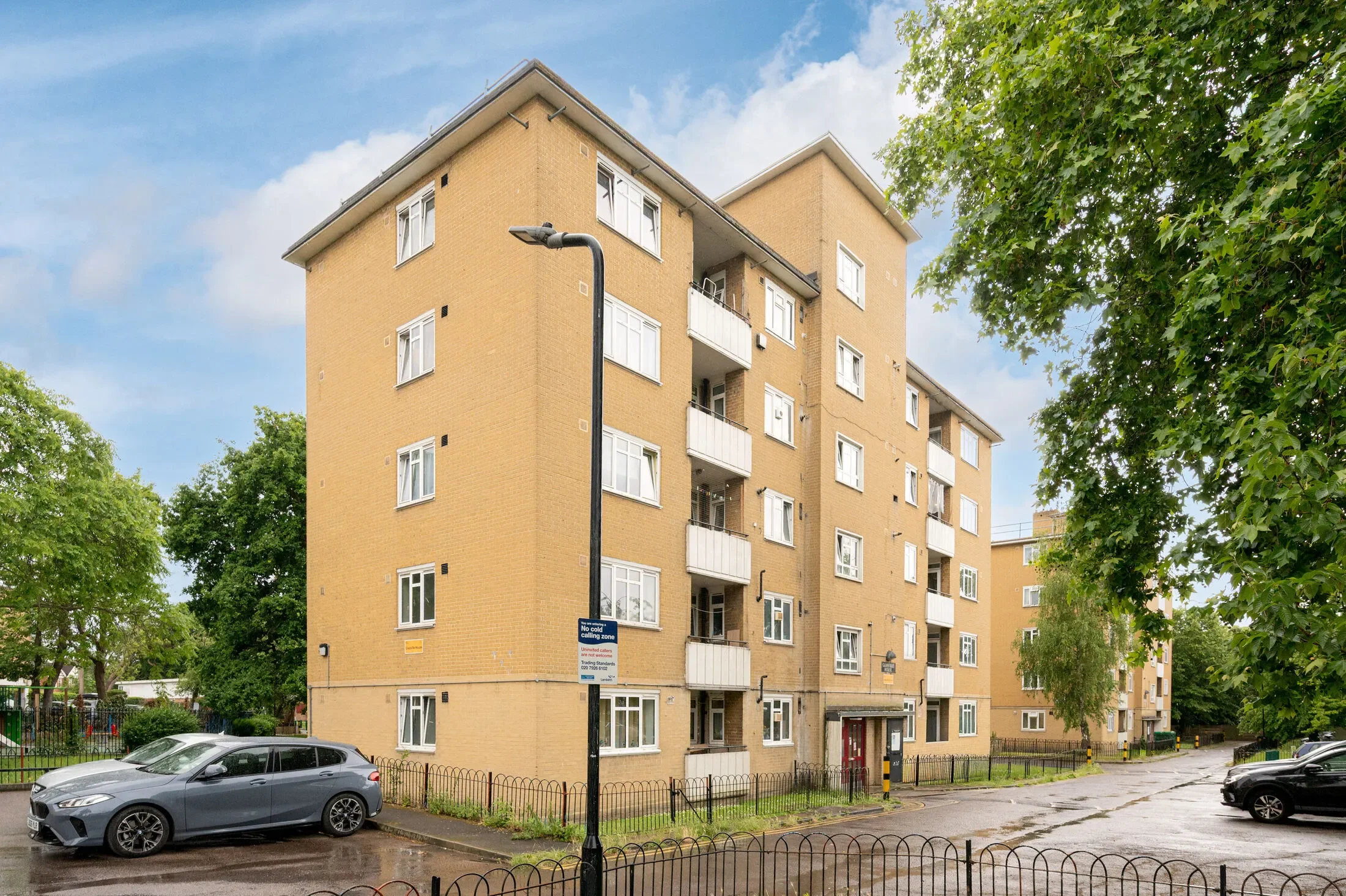 Flat Belthorn Crescent in Greater London