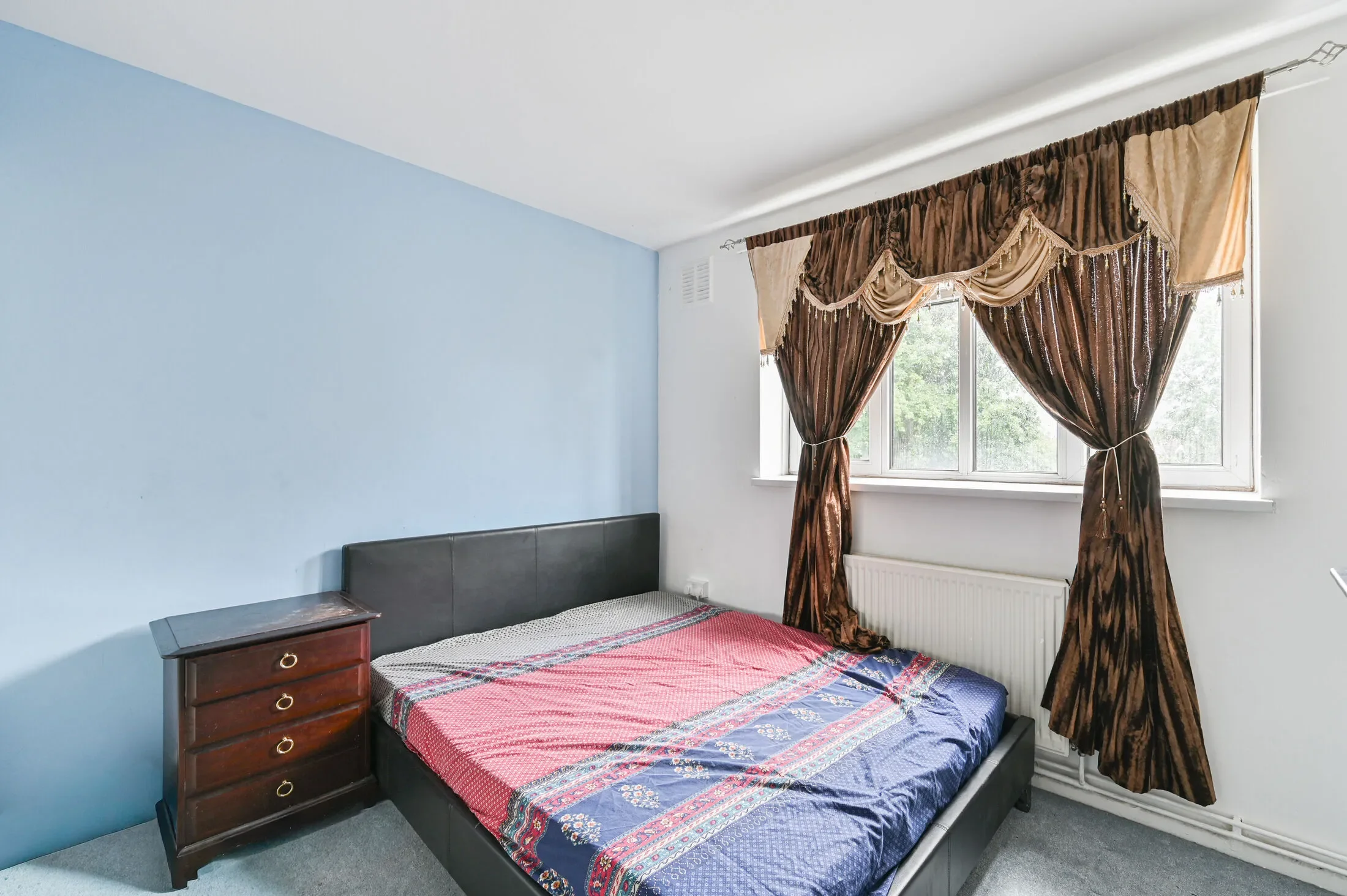 Flat Belthorn Crescent in Greater London