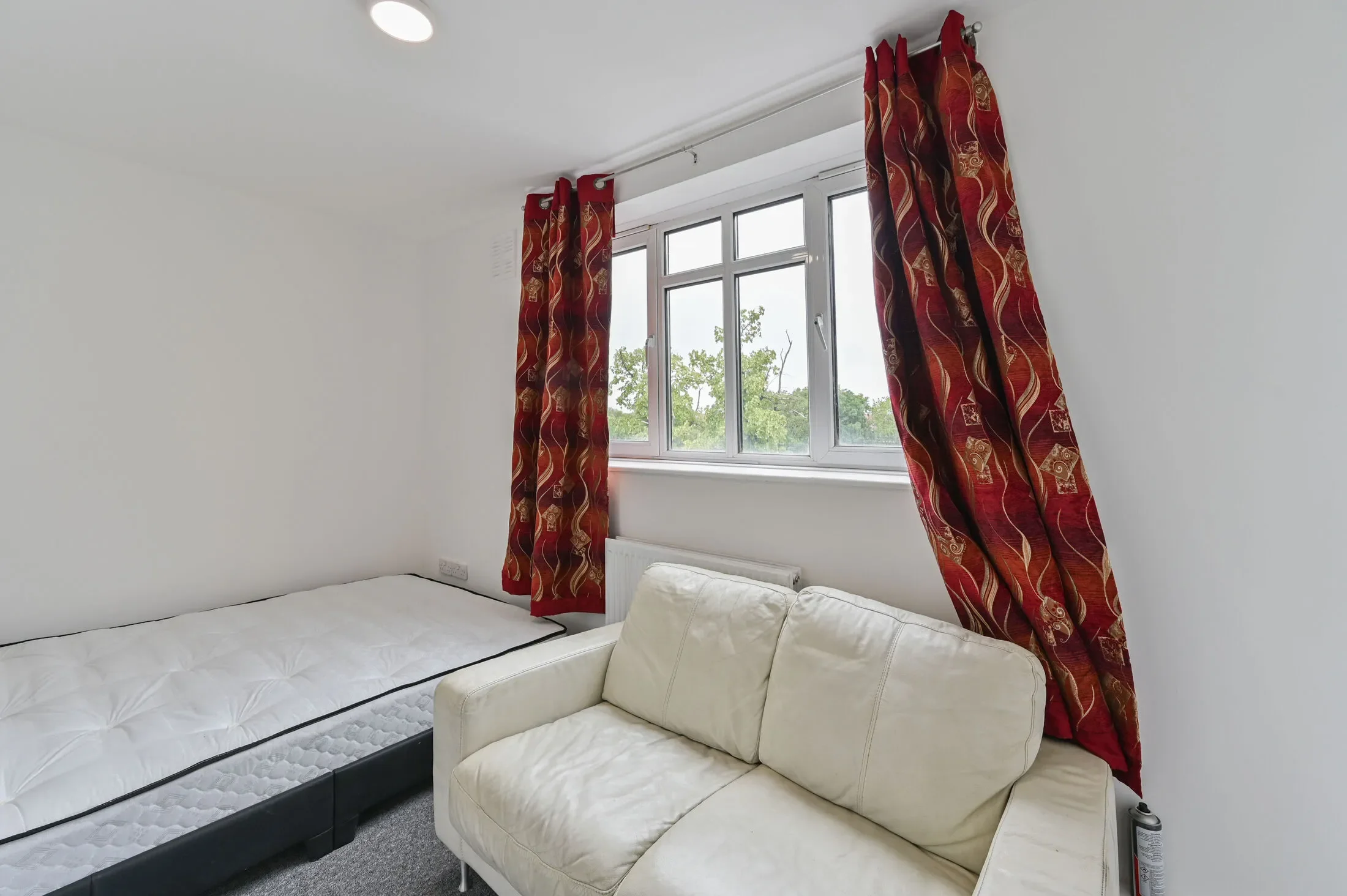 Flat Belthorn Crescent in Greater London