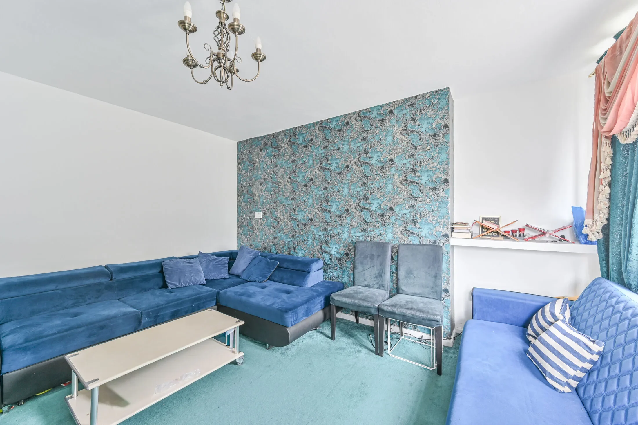 Flat Belthorn Crescent in Greater London