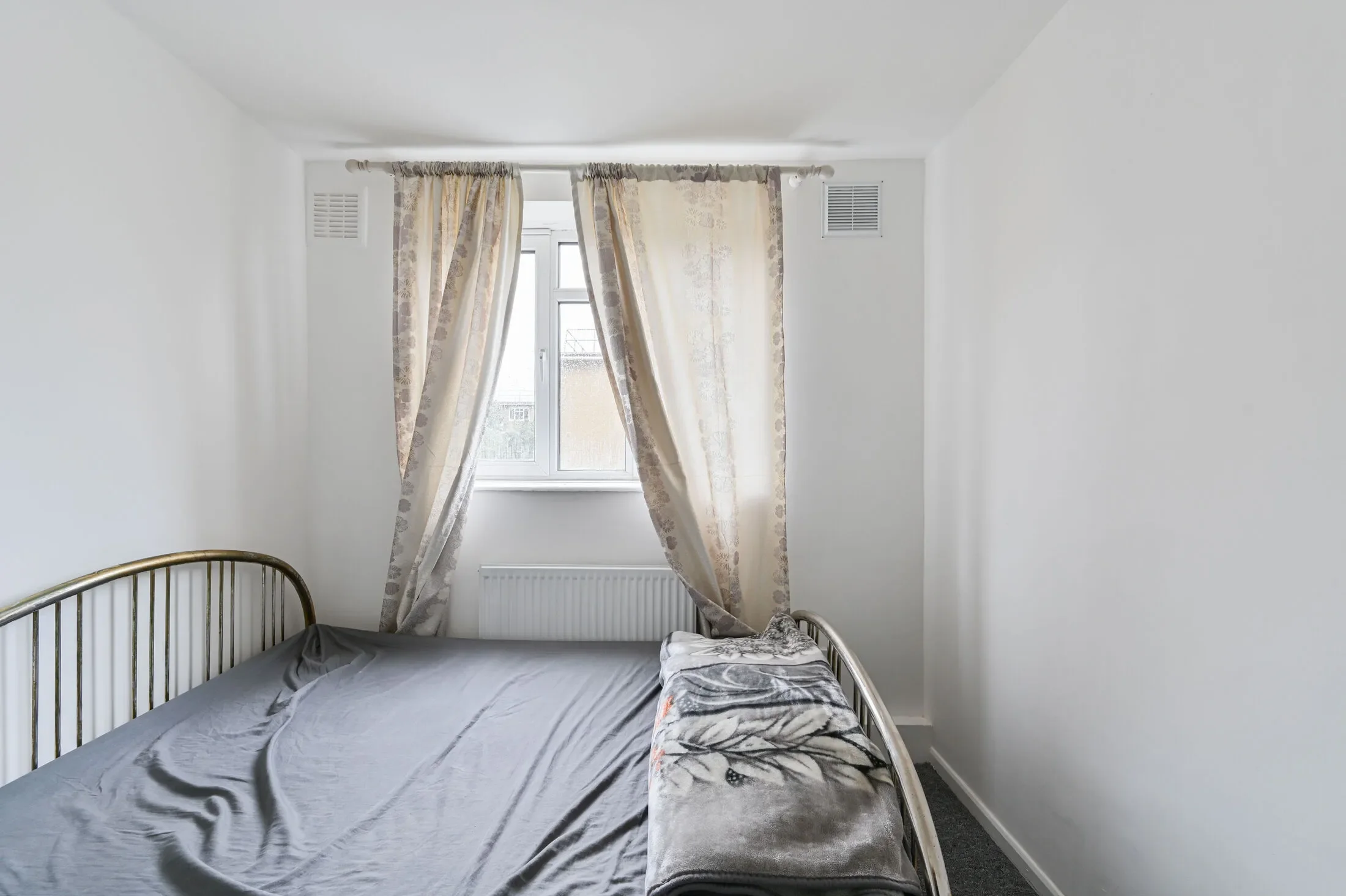 Flat Belthorn Crescent in Greater London