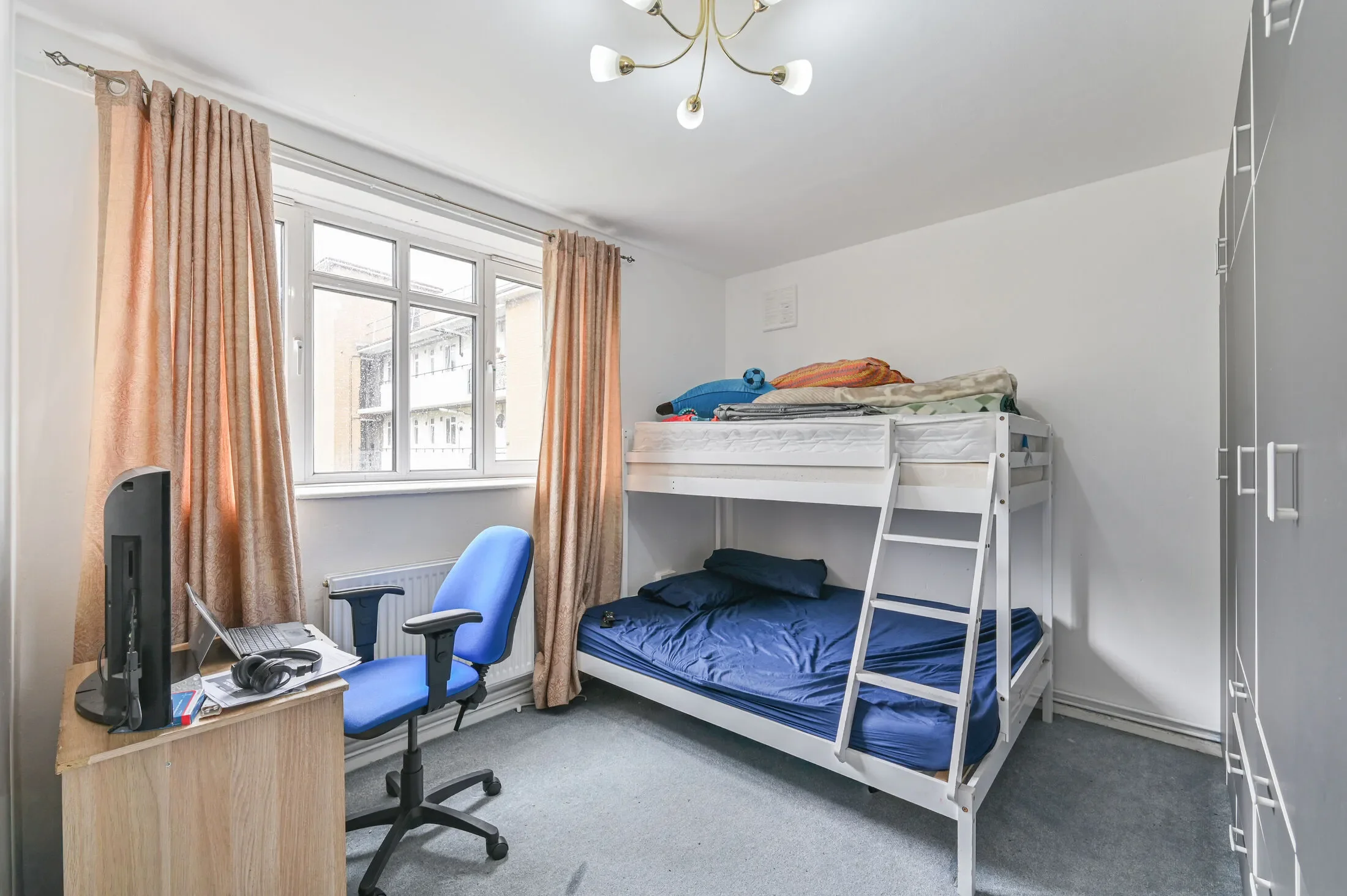 Flat Belthorn Crescent in Greater London