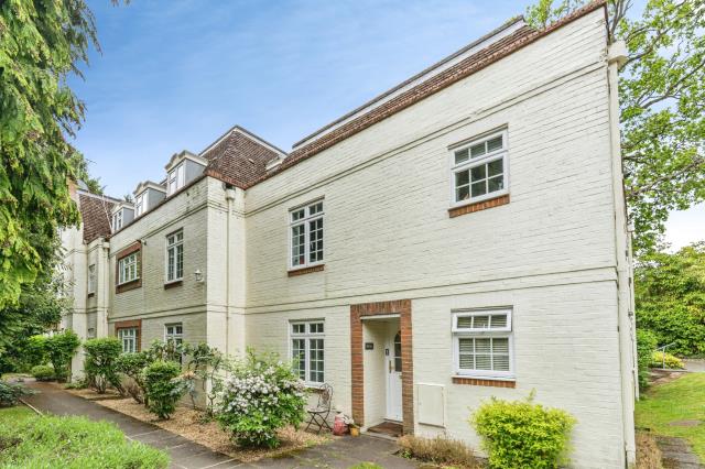 Flat Ivy Drive in Surrey Heath
