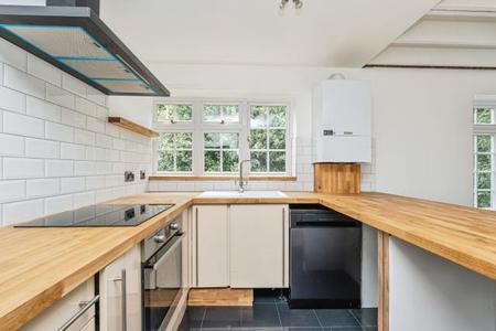 Flat Ivy Drive in Surrey Heath