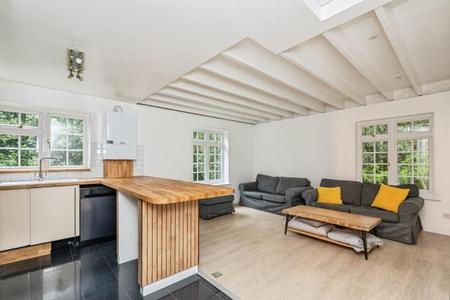 Flat Ivy Drive in Surrey Heath