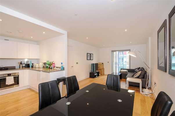 Flat Wellington Street in Greater London