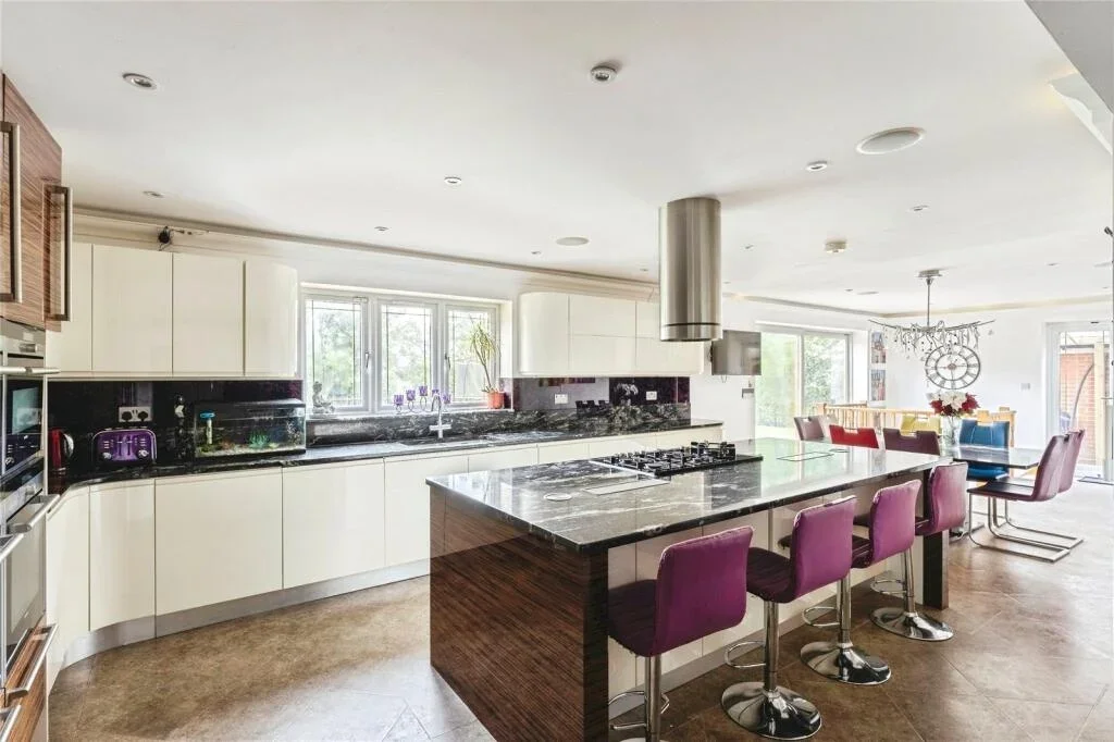Room Noak Hill Road in Greater London