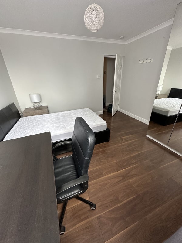 Room Thomas Baines Road in Greater London