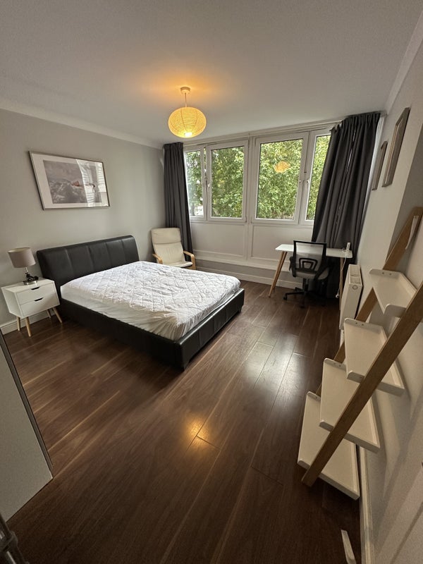 Room Thomas Baines Road in Greater London