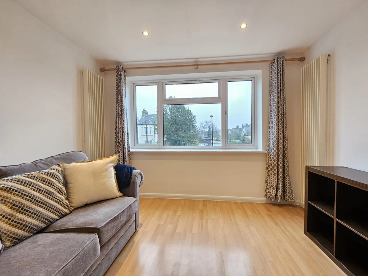 Flat Hainault Road in Greater London