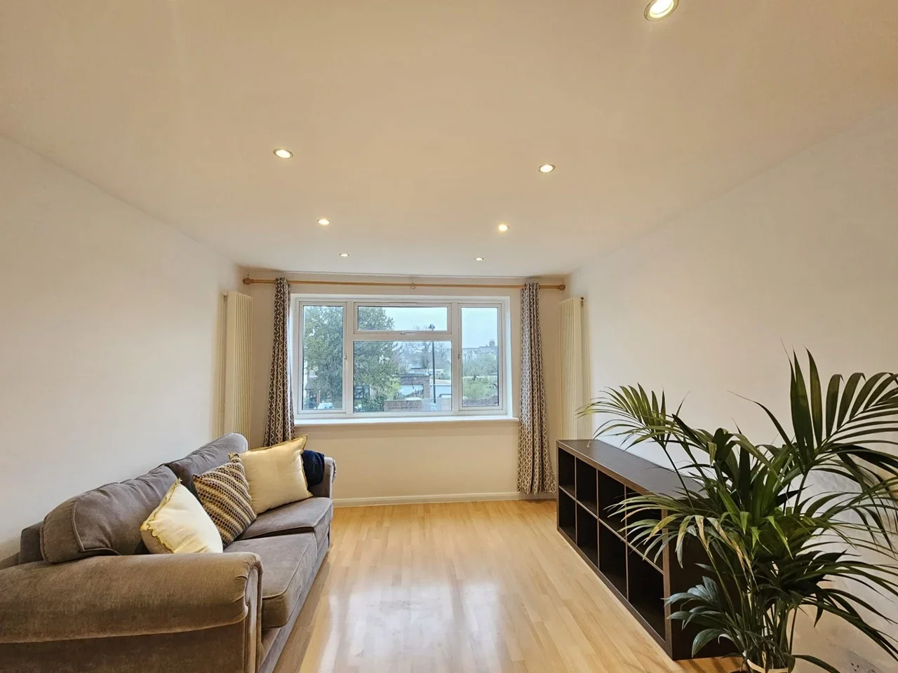 Flat Hainault Road in Greater London