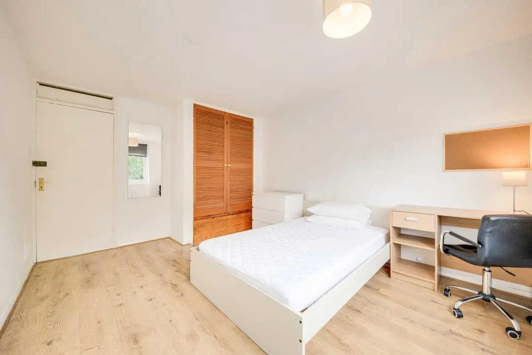 Flat Long Meadow Way in Canterbury