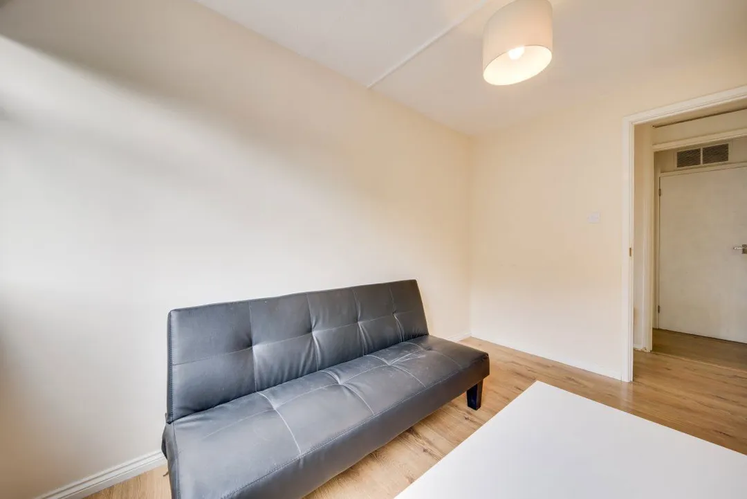 Flat Long Meadow Way in Canterbury