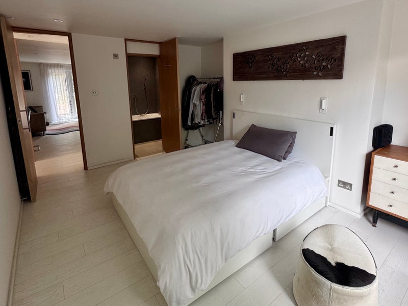 Room Belsize Road in Greater London