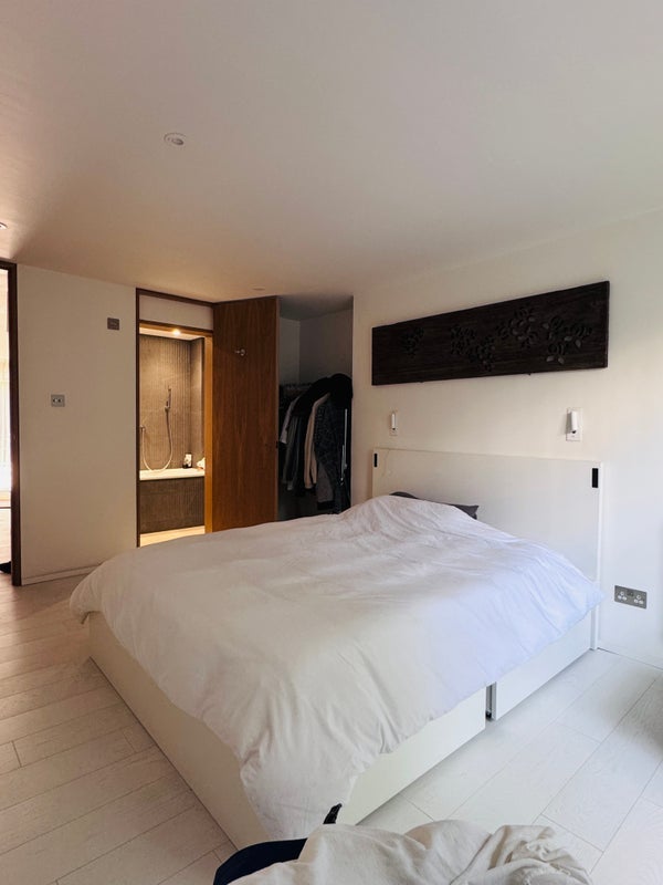 Room Belsize Road in Greater London