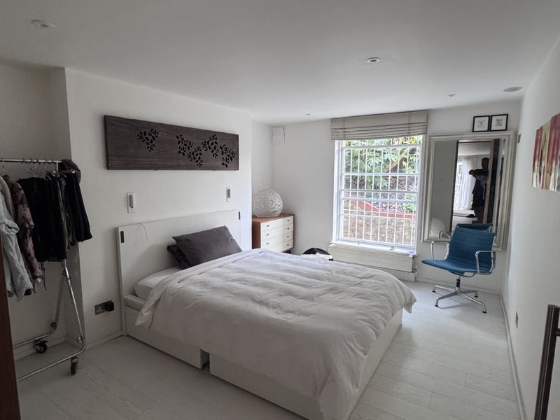 Room Belsize Road in Greater London