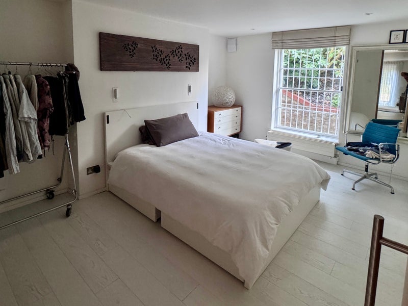 Room Belsize Road in Greater London