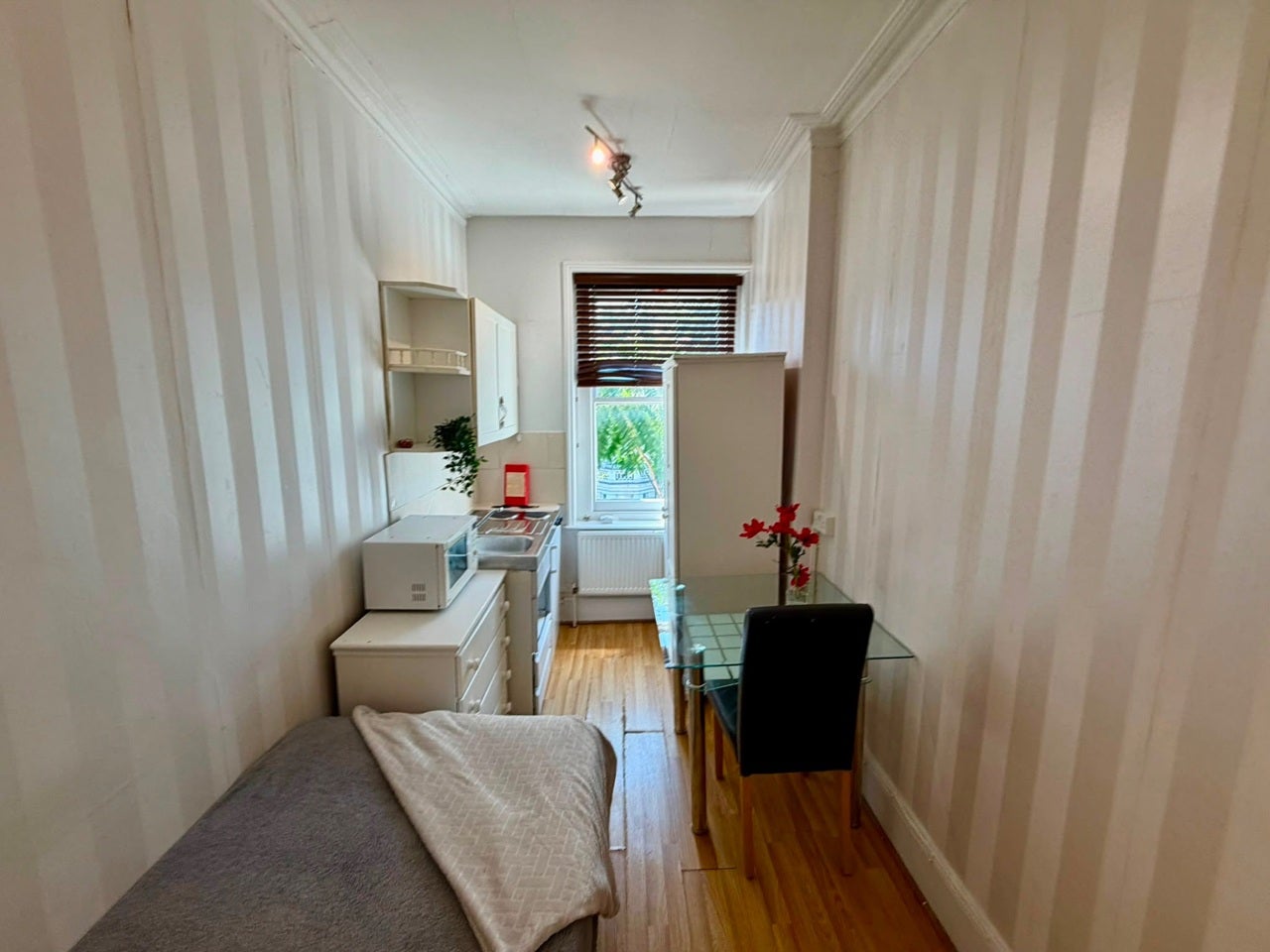 Room Holland Road in Greater London